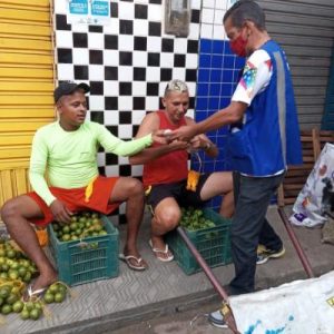 PREFEITURA DISTRIBUI MÁSCARAS E ORIENTA SOBRE A IMPORTÂNCIA DO USO CORRETO