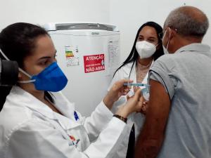 PREFEITO DE GOIANA TOMA PRIMEIRA DOSE DA VACINA CONTRA COVID-19