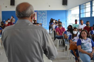 PROFESSORES EM GOIANA RECEBEM AMPLIFICADORES PORTÁTEIS DE VOZ DA PREFEITURA