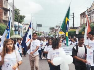 ESCOLA MUNICIPAL IV CENTENÁRIO REALIZA CAMINHADA PELA PAZ NAS RUAS DE GOIANA