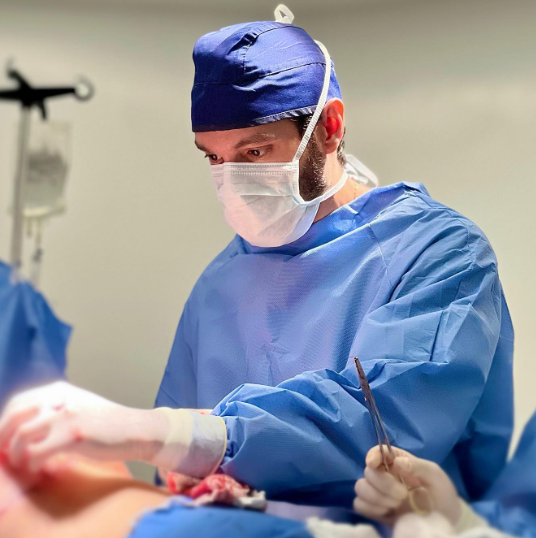 Dr. Daniel no meio de uma cirurgia.